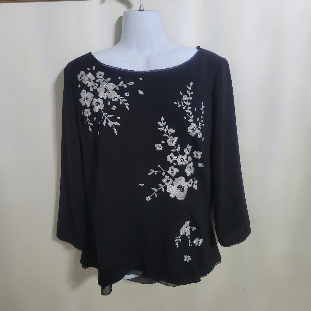 White House Black Market Elegant Black Floral Embroidered Women's Top Size 8